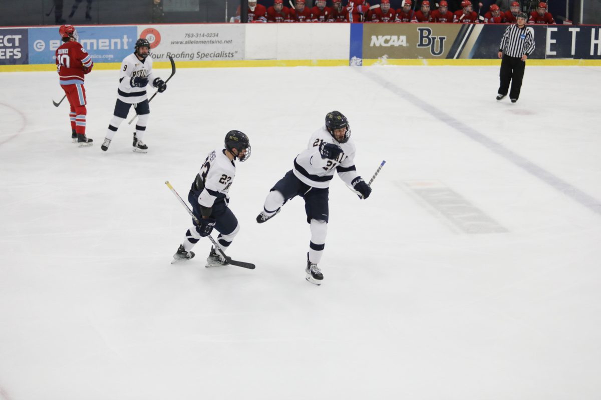 Bethel men’s hockey wins 2-1 to earn split