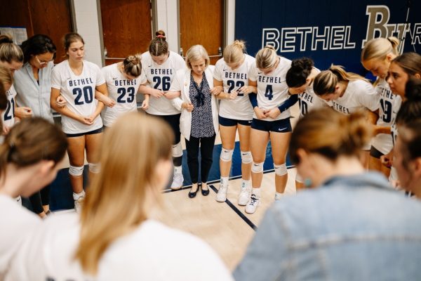 Bethel University head volleyball coach Gretchen Hunt prays with her team following a dominant, three-set win against Macalester College October 2. The win came in the Royals’ first match since a trip to Washington D.C. and was the fourth game of a season-high, eight-game win streak between September 27 and October 16. “The team that can just like, grind through all of that and is going to be the best situated to finish strong at the end of the year,” Hunt said. | Photo by Bennett Moger