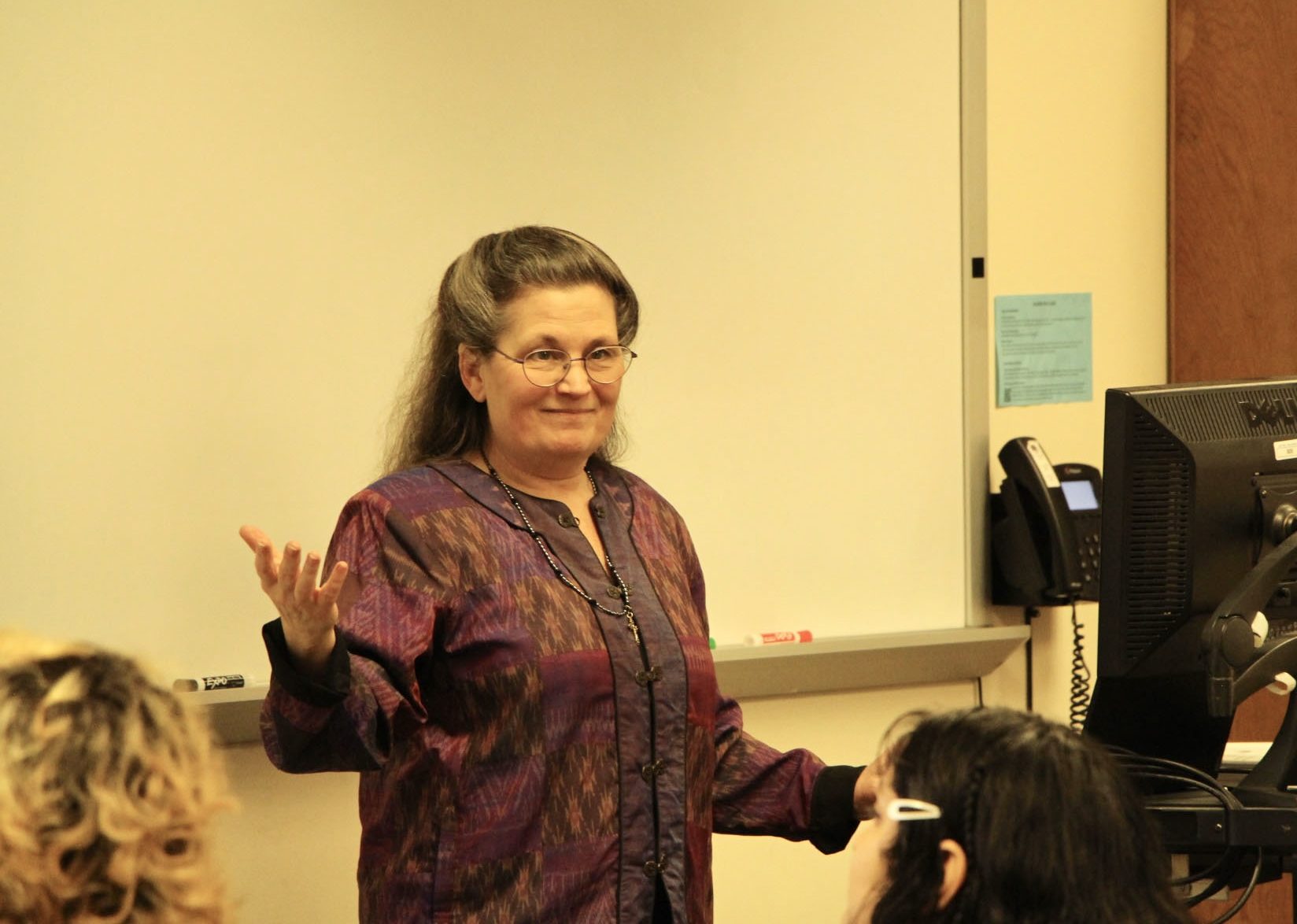 Bethel University Associate
Professor of Political Science
Lynn Uzzell gives a lecture
to her American Politics and
Government class. Uzzell volunteered to participate in the Grammarly Authorship program in the fall as AI has become harder to detect in academic assignments.